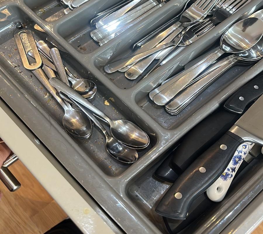 how-made-move-out-easy-kitchen-before Case Study - Moving Made Easy. Kitchen cleaning - Before.