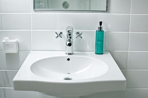 Ensuring a Spotless Bathroom – Expert DIY Cleaning Strategies for Tiles and Grout